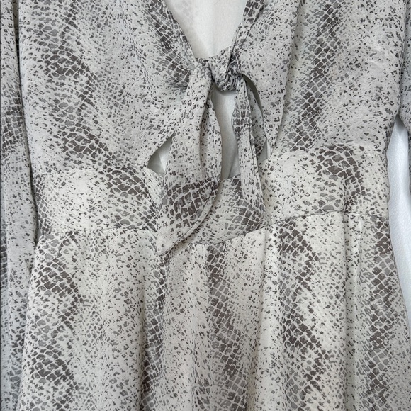 Altar’d State snakeskin long sleeve romper size small - Picture 4 of 11